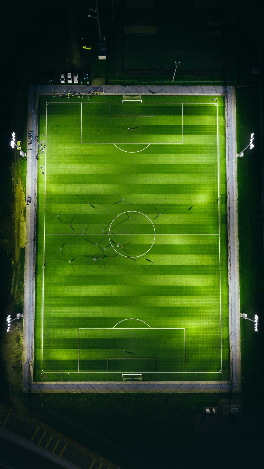 Layar ponsel menampilkan sorotan lapangan sepak bola