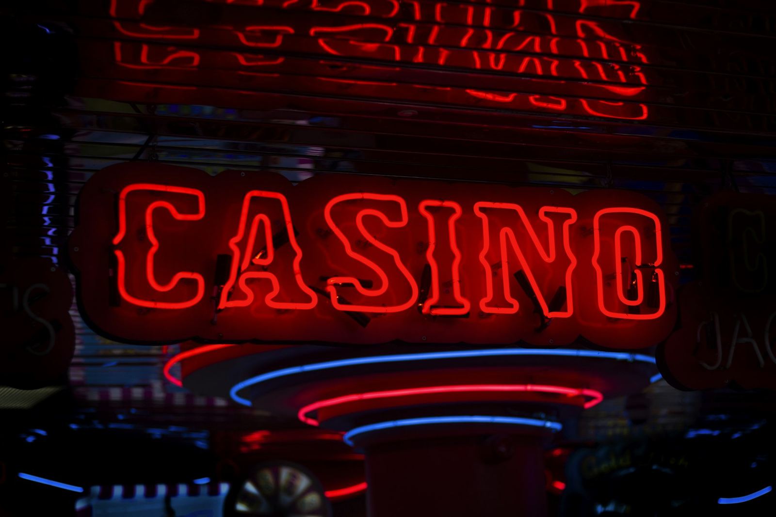 Papan neon bertuliskan CASINO menyala merah di malam hari