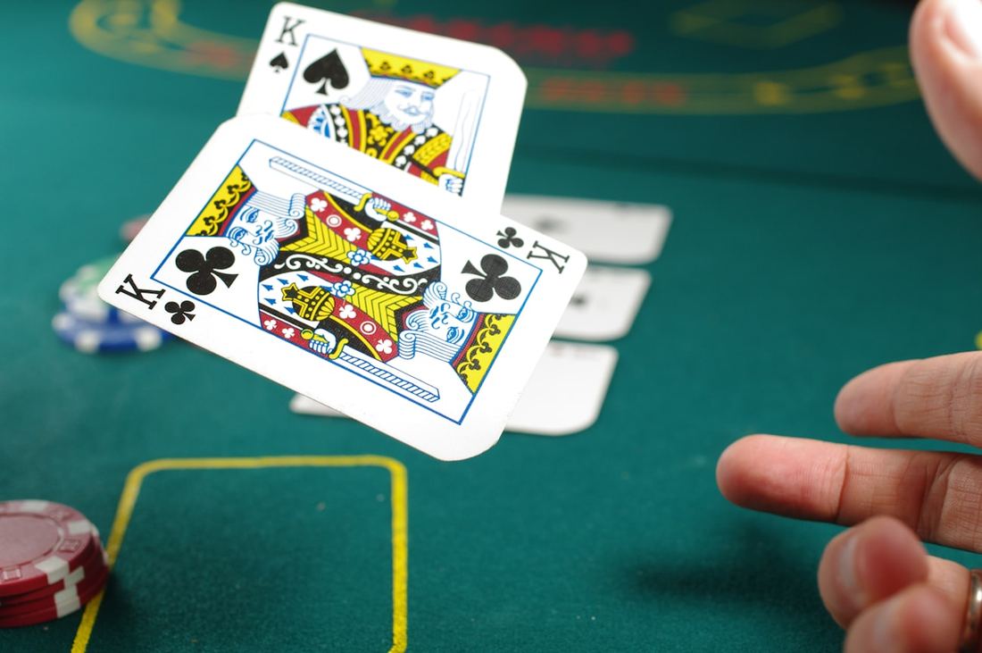 Dua kartu king tergeletak di atas meja poker kain hijau