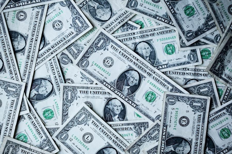 Tumpukan uang kertas dolar di atas permukaan netral